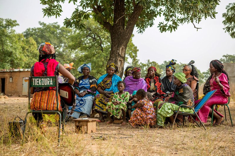 Die Musikerin Fatoumata Diawara singt vor den Frauen ihres Heimatdorfes über die weibliche Beschneidung - ein Ritual, das noch immer praktiziert wird. – Bild: arte