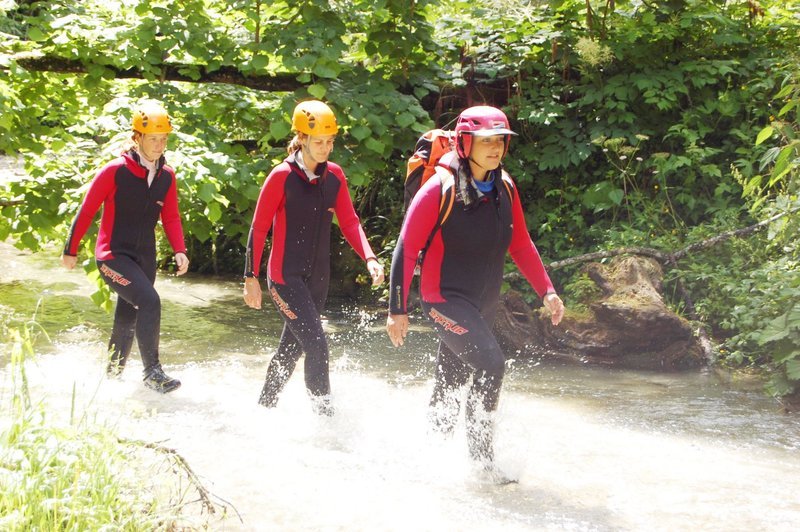 Auf dem Weg zum Canyoning und Rafting. – Bild: ZDF und ORF Auf dem Weg zum Canyoning und Rafting. – Bild: ZDF und ORF