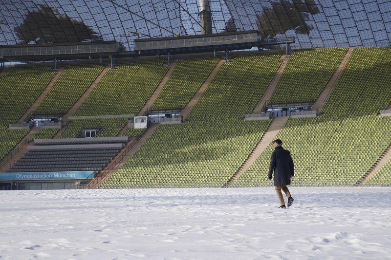 Auf den Spuren der Vergangenheit im winterlichen Olympiastadion in München. – Bild: BR/​Frank Marten Pfeiffer/​Reiner Holzemer
