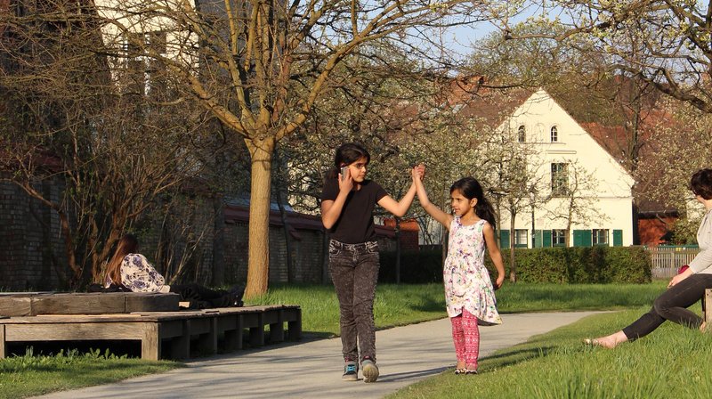 Zwei Mädchen halten sich an der Hand im Comenius-Garten. – Bild: rbb/Henning Vierck Zwei Mädchen halten sich an der Hand im Comenius-Garten. – Bild: rbb/Henning Vierck