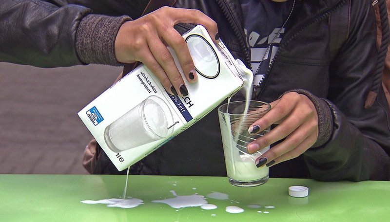 Der Tipp, Milch aus dem Tetrapack in die Tasse zu gießen ohne dass allzu viel daneben geht, wird überprüft. – Bild: SWR