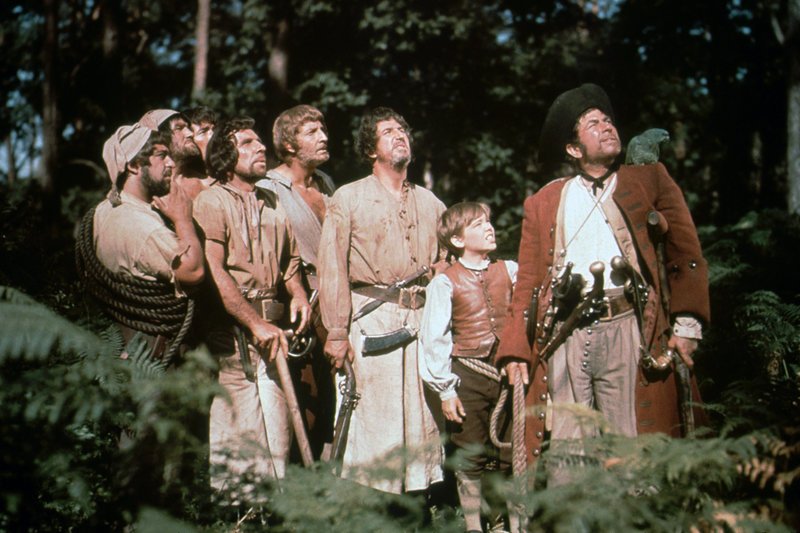 Piratenkapitän Long John Silver (Robert Newton, re.) ist ebenfalls hinter dem Schatz her und nimmt sich des jungen Jim (Bobby Driscoll, 2.v.r.) an. – Bild: ARTE / © Walt Disney Pictures Piratenkapitän Long John Silver (Robert Newton, re.) ist ebenfalls hinter dem Schatz her und nimmt sich des jungen Jim (Bobby Driscoll, 2.v.r.) an. – Bild: ARTE / © Walt Disney Pictures