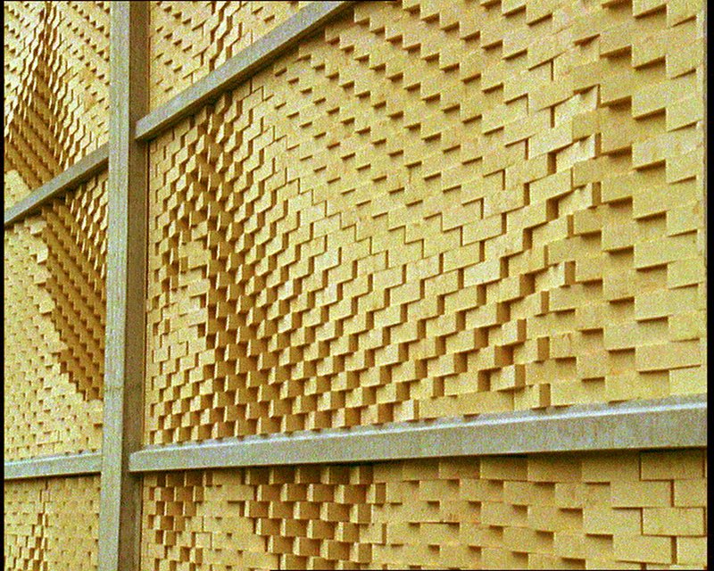 Fläsch, Schweiz – Eine vom Roboter gemauerte Wand: Die zueinander in unterschiedlichem Winkel versetzten Ziegel reflektieren das Licht jeweils verschieden und erzeugen damit ein Muster. – Bild: ZDF und Ingo Kratisch