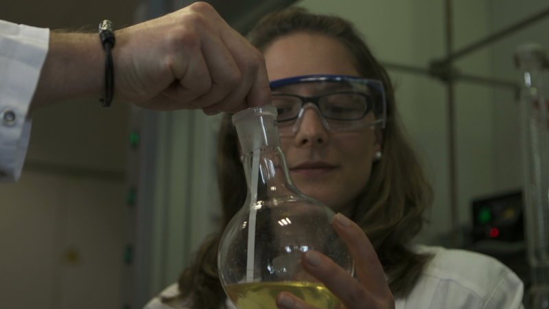Chemikerin im Labor der Symrise AG – Bild: ZDF und Gregor Schönfelder; werwiewas medienproduktion 
Verwendungsrecht: unbe