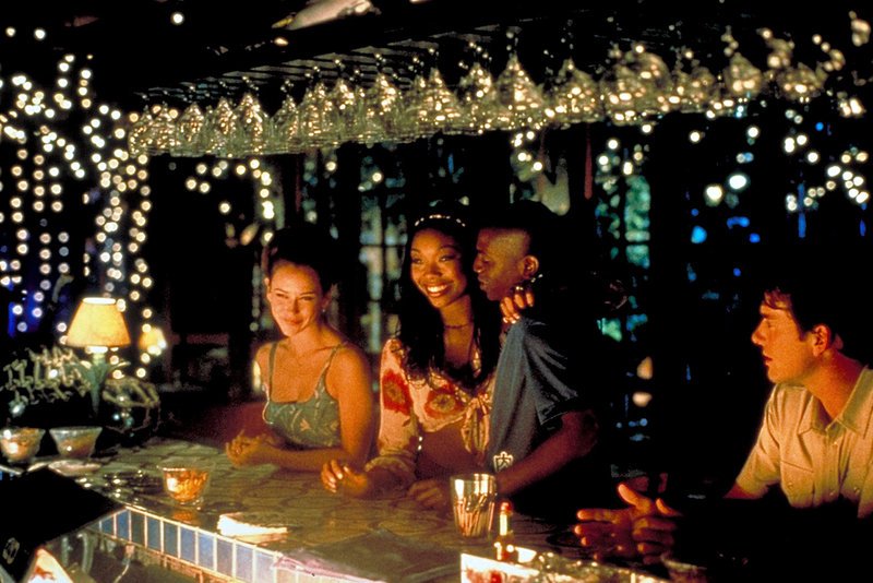 Nach ein paar Drinks befinden sich die vier Gewinner Julie (Jennifer Love Hewitt, l.), Karla (Brandy Norwood, 2.v.r.), Tyrell (Mekhi Phifer, 2.v.l.) und Will (Matthew Settle, r.) in bester Stimmung. Doch bei einer Karaokeeinlage erhält Julie eine Nachricht von dem „Rächer“ … – Bild: Columbia TriStar Nach ein paar Drinks befinden sich die vier Gewinner Julie (Jennifer Love Hewitt, l.), Karla (Brandy Norwood, 2.v.r.), Tyrell (Mekhi Phifer, 2.v.l.) und Will (Matthew Settle, r.) in bester Stimmung. Doch bei einer Karaokeeinlage erhält Julie eine Nachricht von dem „Rächer“ … – Bild: Columbia TriStar
