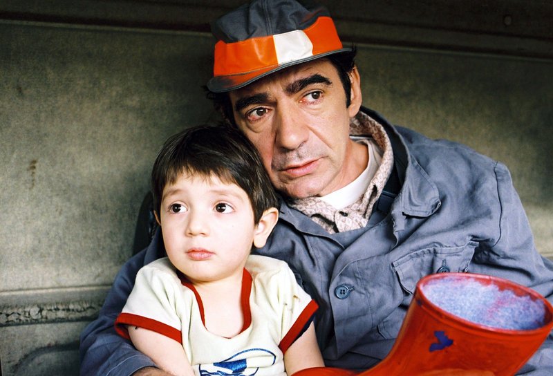 Gabriel Usein (Ozren, dreijährig), Miki Manojlovic (Onkel Ante). – Bild: ORF