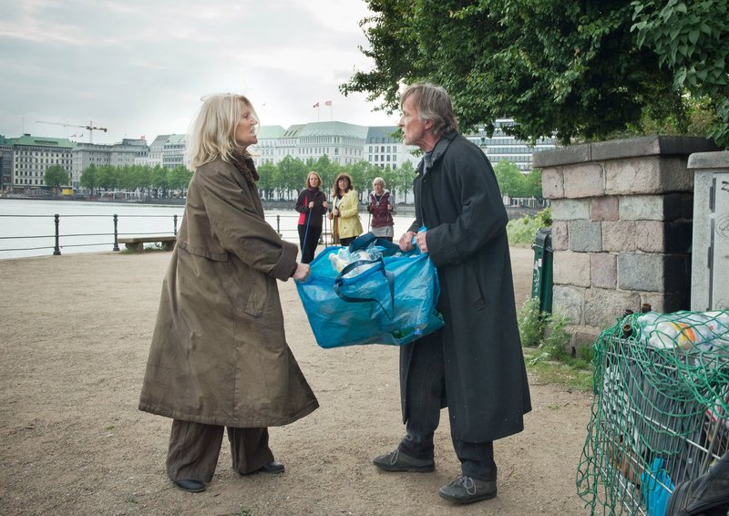 Auf der Straße – Bild: NDR/​Degeto/​Svenja von Schultzendorff