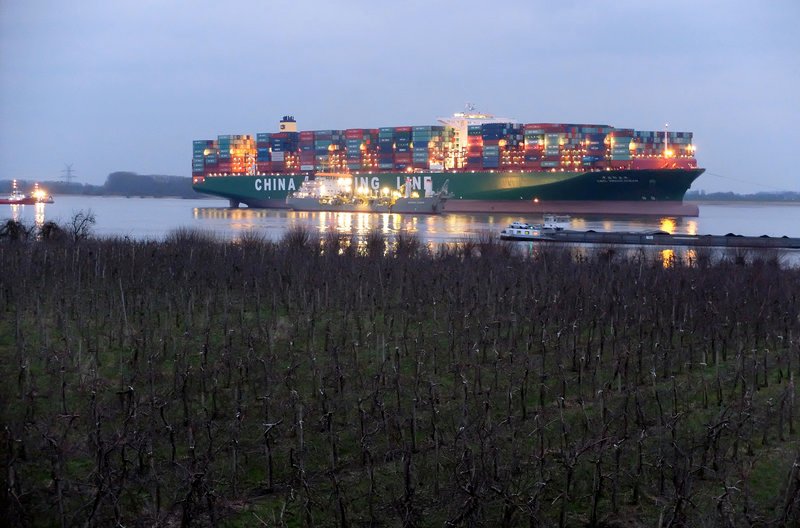 Steckengeblieben vor Grünendeich: Die 400m lange „CSCL Indian Ocean“. – Bild: NDR/Ulrich Patzwahl Steckengeblieben vor Grünendeich: Die 400m lange „CSCL Indian Ocean“. – Bild: NDR/Ulrich Patzwahl
