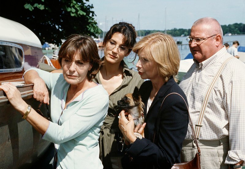 Tochter Karoline (Mariella Ahrens, 2.v.li.) sowie Karl Mooskramer (Horst Krause) und auch seine Frau Sylvia (Ursela Monn, 2.v.re) wollen Juliane (Thekla Carola Wied) dazu überreden, ihr Segelboot zu verkaufen. – Bild: ARD Degeto/Conny Klein Tochter Karoline (Mariella Ahrens, 2.v.li.) sowie Karl Mooskramer (Horst Krause) und auch seine Frau Sylvia (Ursela Monn, 2.v.re) wollen Juliane (Thekla Carola Wied) dazu überreden, ihr Segelboot zu verkaufen. – Bild: ARD Degeto/Conny Klein