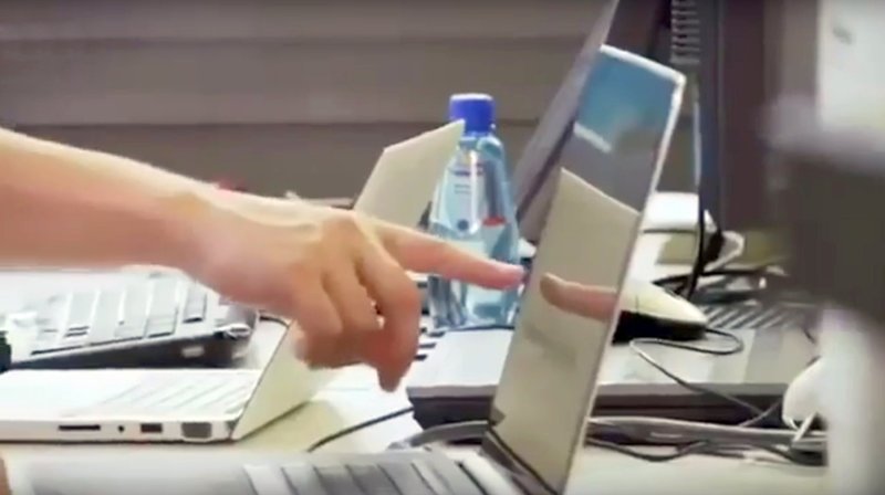 Mann vor Computer – Bild: phoenix/​3sat