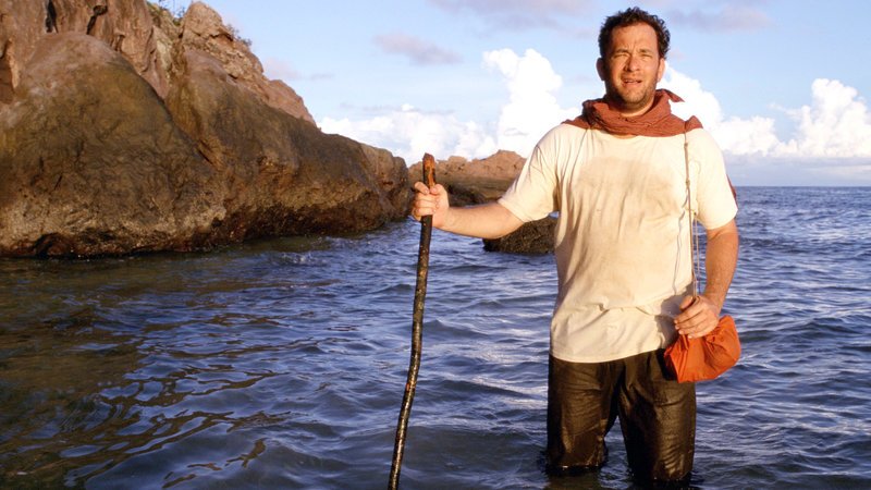 Als einziger Überlebender eines Flugzeugabsturzes strandet Chuck Noland (Tom Hanks) auf einer unbewohnten Insel mitten im Pazifik – Bild: RTL Zwei