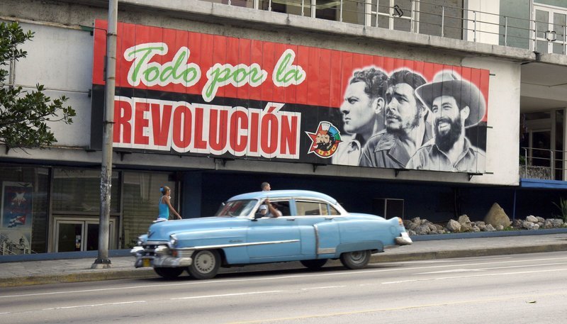 ARD/​WDR DAS MAFIA-PARADIES, „Kuba vor der Revolution von 1959“, ein Film von Bernhard Pfletschinger und Hans-Peter Weymar, am Montag (08.07.13) um 23:30 Uhr im ERSTEN. Havanna, Wandbild „Alles für die Revolution“. – Bild: WDR/​Martin Kaeswurm