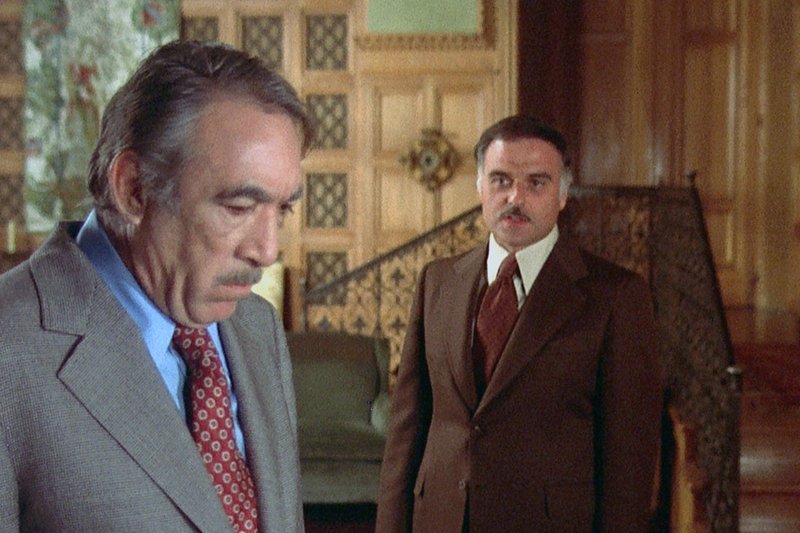 Don Angelo (Anthony Quinn, li.) erkennt, dass er dem Intriganten Luigi Orlando (Charles Cioffi, re.) ausgeliefert ist. – Bild: ZDF /​ © 1973 Universal Studios