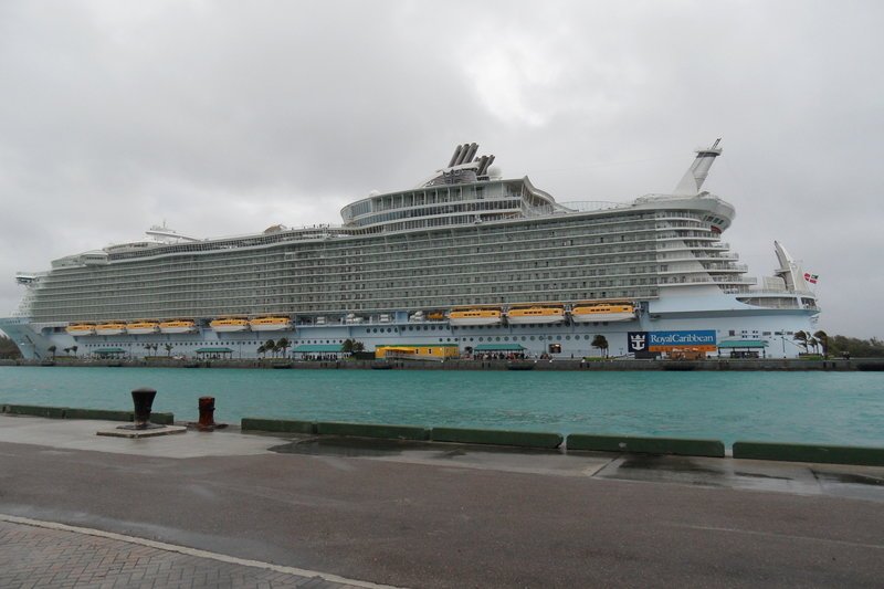 Die „Allure of the Seas“ im Hafen von Nassau. – Bild: ZDF und Julia Leiendecker Die „Allure of the Seas“ im Hafen von Nassau. – Bild: ZDF und Julia Leiendecker