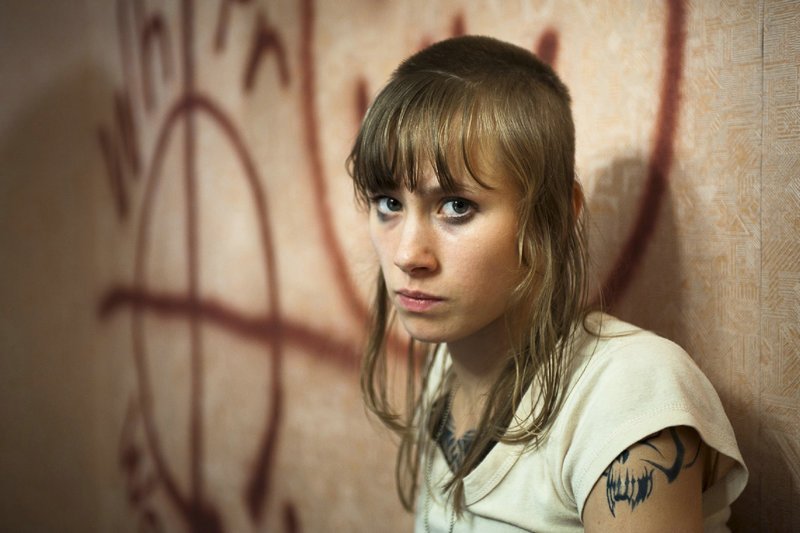 Alina Levshin spielt die junge Marisa Kriegerin – Bild: ZDF und Alexander Janetzko