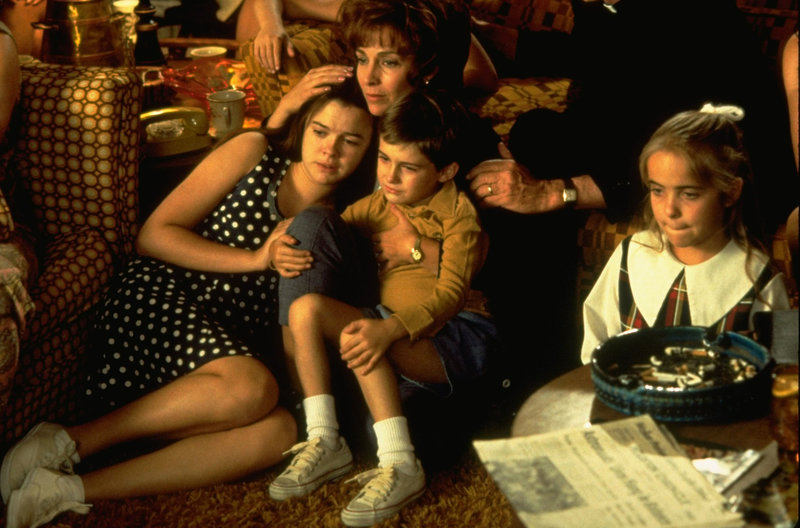 Mit ihren Kindern (Darsteller nicht bekannt) verfolgt Marilyn (Kathleen Quinlan, 2.v.l.) am Fernseher die dramatischen Ereignisse des Apollo 13-Flugs. – Bild: kabel eins Classics Mit ihren Kindern (Darsteller nicht bekannt) verfolgt Marilyn (Kathleen Quinlan, 2.v.l.) am Fernseher die dramatischen Ereignisse des Apollo 13-Flugs. – Bild: kabel eins Classics