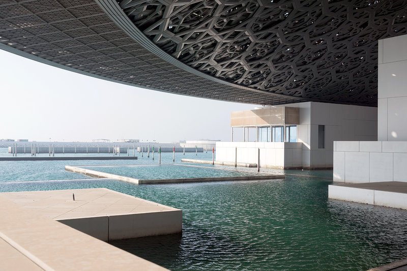 Am 11. November 2017 eröffnet mit dem Louvre Abu Dhabi das „erste Universalmuseum der arabischen Welt“. Entworfen wurde der spektakuläre Bau von dem französischen Architekten Jean Nouvel. – Bild: ARTE France /​ Mohamed Somji