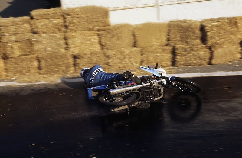 Ein Freund des Fotoreporters Christian (Bruno Raffaelli) verunglückt bei einem Motorradrennen tödlich. Christian verkauft die Fotos für ein Vermögen an eine Zeitschrift. – Bild: ZDF und Ullstein