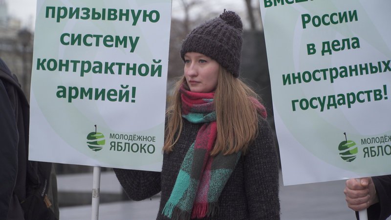 Auf der Gegenseite demonstrieren Maria und Ilya als Mitglieder der Oppositionspartei Yabloko für mehr Selbstbestimmung in ihrem Land. – Bild: ZDF und Manuel Fenn