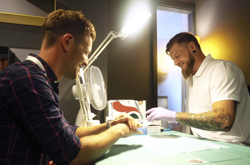 Implantierparty in Schweden. Piercer Jowan Österlund (r. i. B.) implantiert chips – Bild: MDR/​Luisa Wawrzinek