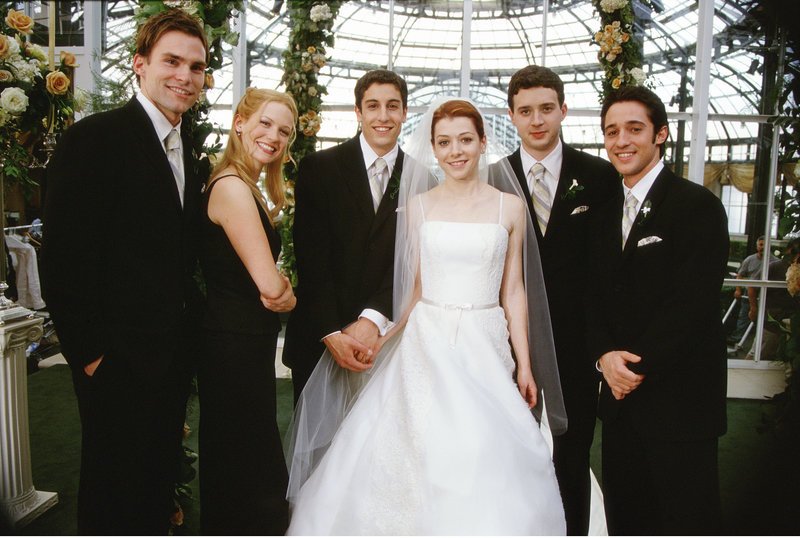 Stifler (Seann William Scott, li.), Cadence (January Jones, 2.v.li.), Finch (Eddie Kaye Thomas, 2.v.re.) und Kevin (Thomas Ian Nicholas, re.) umrahmen das glückliche Brautpaar Michelle (Alyson Hannigan) und Jim (Jason Biggs – Bild: RTL Zwei Stifler (Seann William Scott, li.), Cadence (January Jones, 2.v.li.), Finch (Eddie Kaye Thomas, 2.v.re.) und Kevin (Thomas Ian Nicholas, re.) umrahmen das glückliche Brautpaar Michelle (Alyson Hannigan) und Jim (Jason Biggs – Bild: RTL Zwei