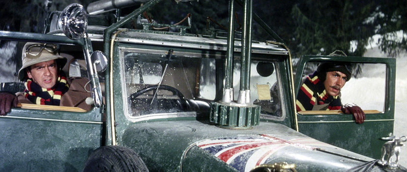Major Digby Dawlish (Peter Cook, r.) und Lieutenant Kit Barrington (Dudley Moore) haben ihren Wagen mit zahlreichen Erfindungen verbessert. – Bild: MDR/Paramount Pictures/Gabor Pogany Major Digby Dawlish (Peter Cook, r.) und Lieutenant Kit Barrington (Dudley Moore) haben ihren Wagen mit zahlreichen Erfindungen verbessert. – Bild: MDR/Paramount Pictures/Gabor Pogany