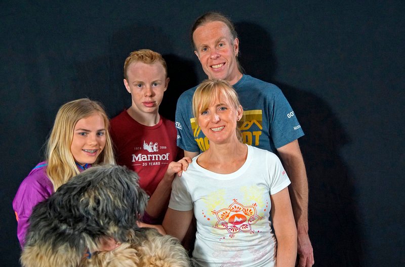 Familie Jasper: Robert und Daniela Jasper mit den Kindern Stephan und Amelie und dem Tibet Terrier Denga.
 – Bild: SWR/​Andreas Köstler