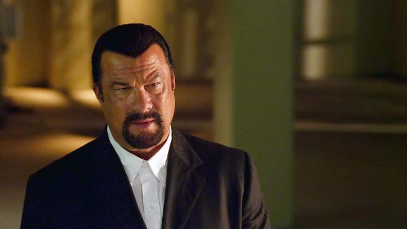 Gangsterboss Mr. Alexander (Steven Seagal) hat sich ein kriminelles Imperium aufgebaut, das er mit harter Hand führt. Doch nun will er sich aus dem Business zurückziehen..Gangsterboss Mr. Alexander (Steven Seagal) hat sich ein kriminelles Imperium aufgebaut, das er mit harter Hand fĂĽhrt. Doch nun will er sich aus dem Business zurĂĽckziehen.. – Bild: RTL Zwei