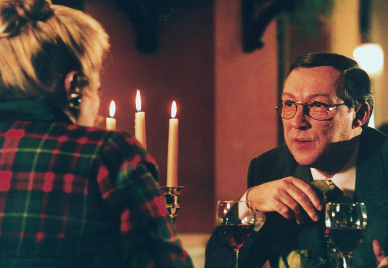 Bild 4 Den Weinliebhaber Antonio (Jaecki Schwarz) faszinieren nicht nur Margrets (Marianne Sägebrecht) Pfunde. – Bild: ZDF und MDR Bild 4 Den Weinliebhaber Antonio (Jaecki Schwarz) faszinieren nicht nur Margrets (Marianne Sägebrecht) Pfunde. – Bild: ZDF und MDR