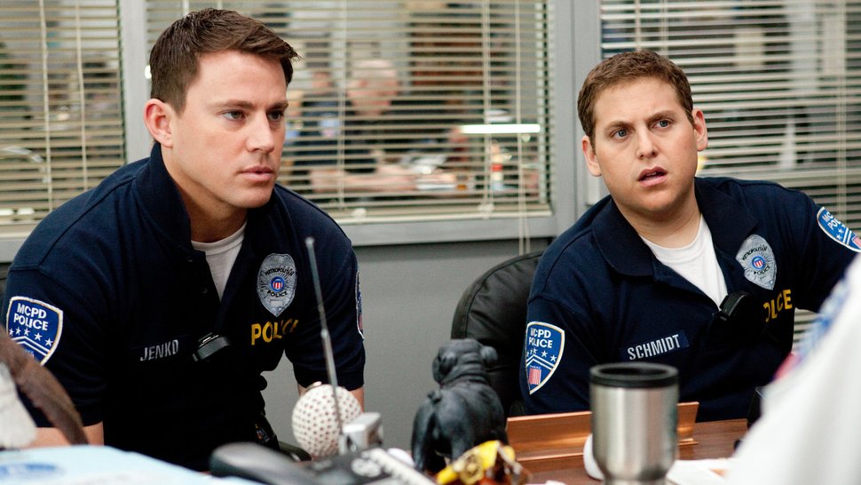Jenko (Channing Tatum, li.) und Schmidt (Jonah Hill) sollen als Undercover-Ermittler wieder die Schulbank drücken.. – Bild: RTL Zwei