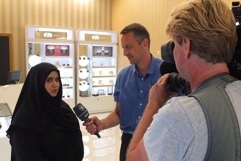 Im Laden von Maryam Ahmed Belhad in einer schicken Mall in Salalah. Hier bietet sie ihre Pflegeprodukte aus Weihrauch an. Und natürlich das Harz des Weihrauchbaumes selbst, das fast schon magische Kräfte hat, wenn man Maryam glaubt. – Bild: ZDF und SWR/Volker Schwenck Im Laden von Maryam Ahmed Belhad in einer schicken Mall in Salalah. Hier bietet sie ihre Pflegeprodukte aus Weihrauch an. Und natürlich das Harz des Weihrauchbaumes selbst, das fast schon magische Kräfte hat, wenn man Maryam glaubt. – Bild: ZDF und SWR/Volker Schwenck