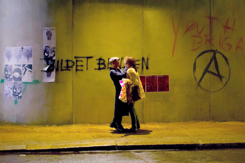 Robert (Tom Schilling) und Sanja (Emilia Schüle) machen die Nächte unsicher. – Bild: ? WDR/BR/X-Verleih Robert (Tom Schilling) und Sanja (Emilia Schüle) machen die Nächte unsicher. – Bild: ? WDR/BR/X-Verleih
