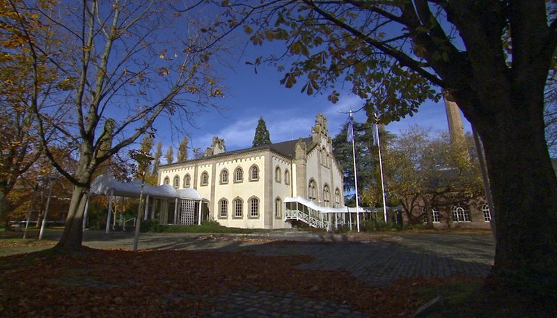 Berlin ist die Hauptstadt der Bundesrepublik und der Sitz der Regierung. Was heute selbstverständlich erscheint, war unmittelbar nach der Wiedervereinigung noch ganz offen. Die Entscheidung darüber fiel vor genau 25 Jahren, am 20. Juni 1991, in einer langen und außergewöhnlich dramatischen Debatte im Bundestag, der damals noch im Bonner Wasserwerk tagte. – Das alte Wasserwerk in Bonn – Bild: rbb/Claus Räfle Berlin ist die Hauptstadt der Bundesrepublik und der Sitz der Regierung. Was heute selbstverständlich erscheint, war unmittelbar nach der Wiedervereinigung noch ganz offen. Die Entscheidung darüber fiel vor genau 25 Jahren, am 20. Juni 1991, in einer langen und außergewöhnlich dramatischen Debatte im Bundestag, der damals noch im Bonner Wasserwerk tagte. – Das alte Wasserwerk in Bonn – Bild: rbb/Claus Räfle