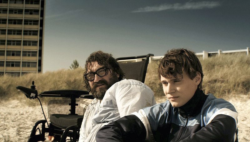 Maik (Rick Okon, r.) findet Norbert (Heiko Pinkowski) am Strand – Bild: MDR/Hamburg Media School Maik (Rick Okon, r.) findet Norbert (Heiko Pinkowski) am Strand – Bild: MDR/Hamburg Media School