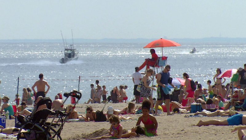Brighton Beach wird auch „Little Odessa“ genannt … hier leben viele Menschen, die aus der ehemaligen Sowjetunion kamen und ihr Glück suchten. – Bild: WDR