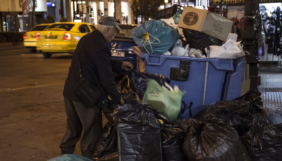Ein älterer Mann durchsucht Müll auf den Straßen Athens. – Bild: WDR / Small Planet