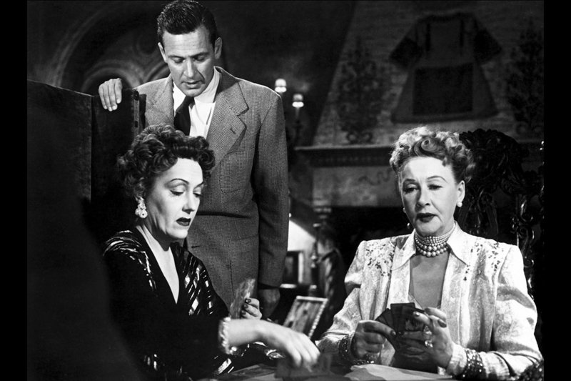Die alternde Diva Norma Desmond (Gloria Swanson, li.) trifft gelegentlich die gefürchtete Klatschkolumnistin Hedda Hopper (von ihr selbst gespielt, re.). Joe (William Holden) möchte der Welt Hollywoods entkommen, doch er fürchtet die Armut. – Bild: ARD / © BR/Telepool Die alternde Diva Norma Desmond (Gloria Swanson, li.) trifft gelegentlich die gefürchtete Klatschkolumnistin Hedda Hopper (von ihr selbst gespielt, re.). Joe (William Holden) möchte der Welt Hollywoods entkommen, doch er fürchtet die Armut. – Bild: ARD / © BR/Telepool