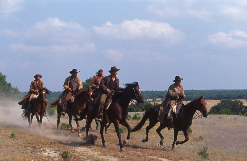 Die Gang schwört für den Tod von Ma James Rache gegenüber Raines und der Eisenbahngesellschaft. Zusammen mit den Younger-Brüdern Cole (Scott Caan,r.), Bob (Will McCormack,r.) und Jim (Gregory Smith) überfallen Jesse (Colin Farrell,m.) und Frank James (Gabriel Macht,2.v.r.) Banken, in denen die Gelder der Zugunternehmens deponiert sind. – Bild: Freeway Entertainment Kft. Die Gang schwört für den Tod von Ma James Rache gegenüber Raines und der Eisenbahngesellschaft. Zusammen mit den Younger-Brüdern Cole (Scott Caan,r.), Bob (Will McCormack,r.) und Jim (Gregory Smith) überfallen Jesse (Colin Farrell,m.) und Frank James (Gabriel Macht,2.v.r.) Banken, in denen die Gelder der Zugunternehmens deponiert sind. – Bild: Freeway Entertainment Kft.