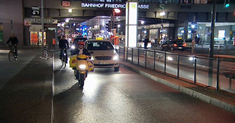 In Mitte beginnt die Nachtschicht von Inge Schulze, der Schrippenmutti. Sie verkauft Nacht für Nacht Brötchen und Buletten. Das eingenommene Geld geht dabei an die Obdachlosen der Stadt. – Bild: N24 Doku In Mitte beginnt die Nachtschicht von Inge Schulze, der Schrippenmutti. Sie verkauft Nacht für Nacht Brötchen und Buletten. Das eingenommene Geld geht dabei an die Obdachlosen der Stadt. – Bild: N24 Doku