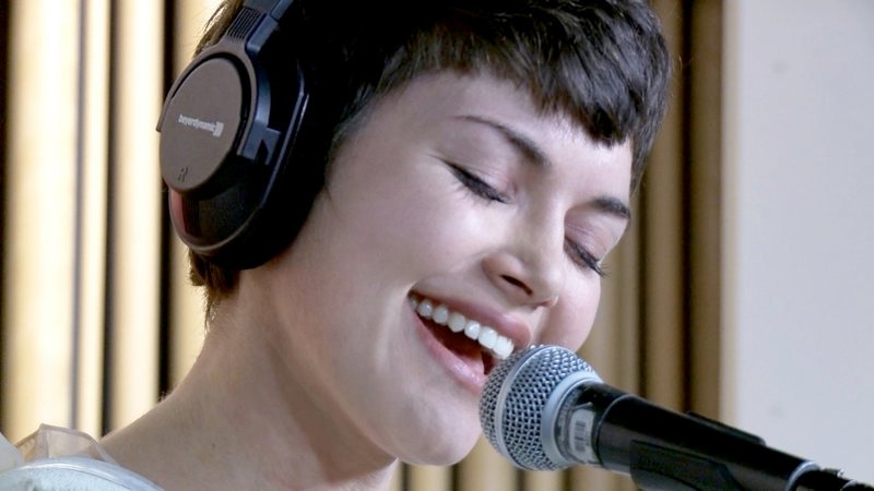 Maïa Vidal singt live im Studio von France Inter. – Bild: ARTE France /​ © Les Films d’Ici