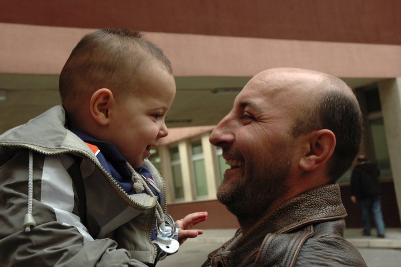 Fudo (Sasa Petrovic) liebt seinen kleinen Sohn über alles. – Bild: ZDF und Milenko Uherka