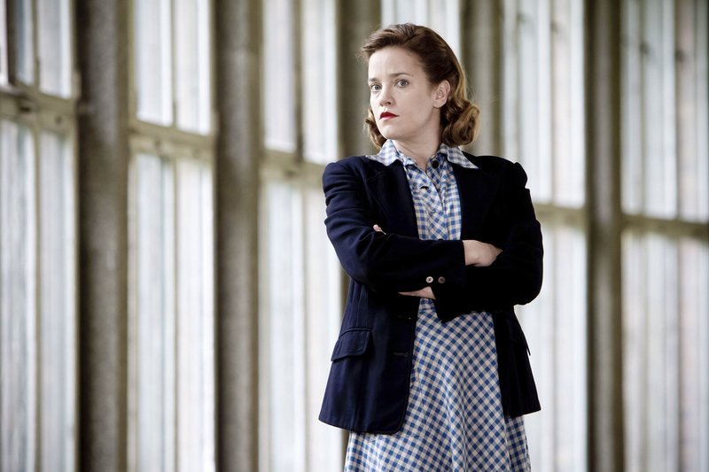 MDR Fernsehen GESCHICHTE MITTELDEUTSCHLANDS SPEZIAL: BUCHENWALD, „Ilse Koch – Die Hexe von Buchenwald“, am Sonntag (12.04.15) um 23:05 Uhr. Die Schauspielerin Muriel Baumeister (als Ilse Koch) bei den Dreharbeiten zur Geschichts-Reportage „Ilse Koch“ der Sendereihe „Geschichte Mitteldeutschlands“ am 05.05.2012 in Berlin – Bild: MDR/Andreas Lander MDR Fernsehen GESCHICHTE MITTELDEUTSCHLANDS SPEZIAL: BUCHENWALD, „Ilse Koch – Die Hexe von Buchenwald“, am Sonntag (12.04.15) um 23:05 Uhr. Die Schauspielerin Muriel Baumeister (als Ilse Koch) bei den Dreharbeiten zur Geschichts-Reportage „Ilse Koch“ der Sendereihe „Geschichte Mitteldeutschlands“ am 05.05.2012 in Berlin – Bild: MDR/Andreas Lander