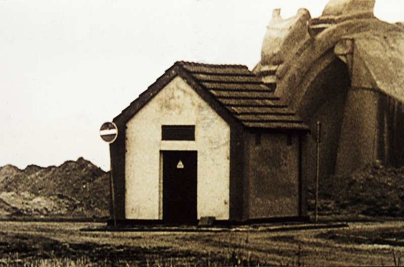 Hauseingang Etzweiler, Tagebau Hambach. – Bild: ZDF und Jens Schanze Hauseingang Etzweiler, Tagebau Hambach. – Bild: ZDF und Jens Schanze