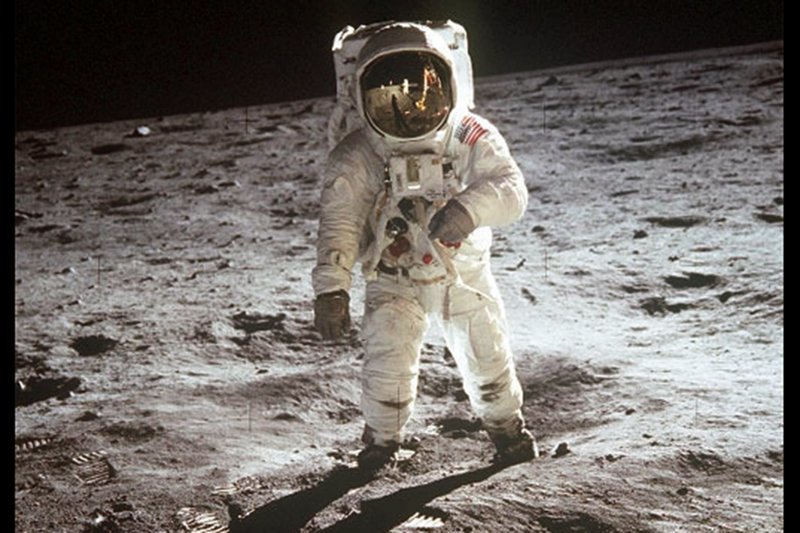 Dass Neil Armstrong am 21. Juli 1969 als erster Mensch seinen Fuß auf den Mond setzen konnte, war auch ein Erfolg von Wernher von Braun sowie mehr als einhundert deutschen Technikern und Ingenieuren, die im Dienst der NASA standen. – Bild: Arte Dass Neil Armstrong am 21. Juli 1969 als erster Mensch seinen Fuß auf den Mond setzen konnte, war auch ein Erfolg von Wernher von Braun sowie mehr als einhundert deutschen Technikern und Ingenieuren, die im Dienst der NASA standen. – Bild: Arte