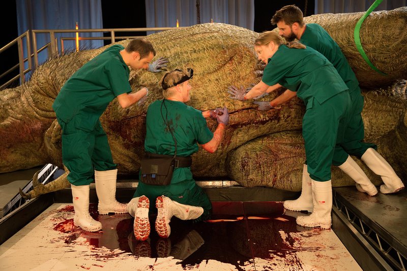 Diese beeindruckende Doku präsentiert dem Zuschauer eine realistische Autopsie eines T-Rex’ – und so enthält das Replika-Modell aufwendig gestaltete Organe und 128 Liter künstliches Blut. – Bild: National Geographic Channels/​Stuart Freedman Lizenzbild frei