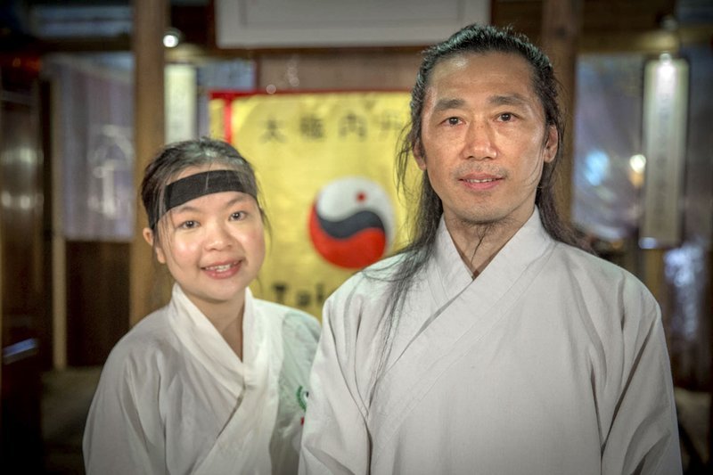 Chinesische Tradition im modernen Hongkong: Kung Fu Kämpferin Jackie Wong und ihr Lehrmeister Jun Huang. – Bild: SWR/​Axel Schneppat