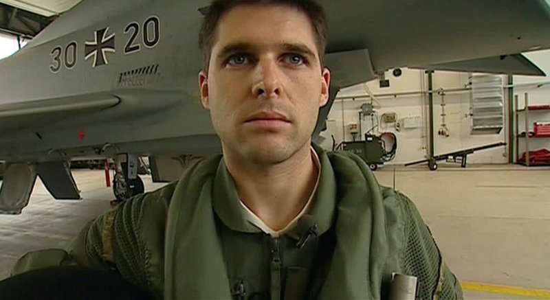 Eurofighter-Piloten begeben sich auf ihren Flügen nicht nur in physikalische Extremsituationen, sondern stoßen auch an ihre eigenen physischen Grenzen. Die N24-Reportage begleitet den Jetpiloten Marc Thüne ins Ausbildungsgeschwader Jg 73 „Steinhoff“ nach Laage bei Rostock. Der Bundeswehrsoldat schult um – von der Phantom F4 auf den Eurofighter. Unterstützt wird er dabei von Fluglehrer Ralf Brandis, einem der allerersten und erfahrensten Piloten dieses Kampfflugzeugtyps. – Bild: N24 Doku