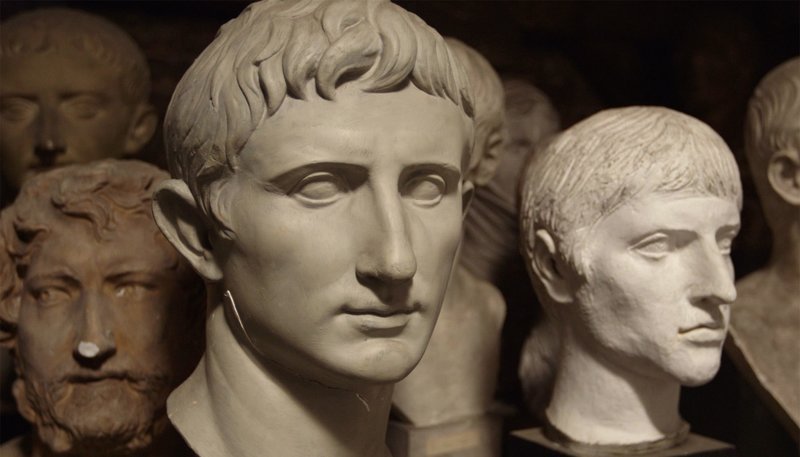 Als einem Schweizer Milliardär Zweifel kommen, dass seine bei Sotheby’s erstandene Bronzebüste ein Original ist, wendet er sich an den Hallenser Archäologen Stefan Lehmann. Dieser ist Experte für die Enttarnung von Fälschungen. Der Film verfolgt die Beweisführung bis zur Gerichtsverhandlung in Berlin im Herbst 2015. – Echt oder falsch? Echt. Dieses Porträt von Kaiser Augustus ist der Gipsabguss eines Originals aus der Antike. – Bild: rbb/Anne Misselwitz Als einem Schweizer Milliardär Zweifel kommen, dass seine bei Sotheby’s erstandene Bronzebüste ein Original ist, wendet er sich an den Hallenser Archäologen Stefan Lehmann. Dieser ist Experte für die Enttarnung von Fälschungen. Der Film verfolgt die Beweisführung bis zur Gerichtsverhandlung in Berlin im Herbst 2015. – Echt oder falsch? Echt. Dieses Porträt von Kaiser Augustus ist der Gipsabguss eines Originals aus der Antike. – Bild: rbb/Anne Misselwitz