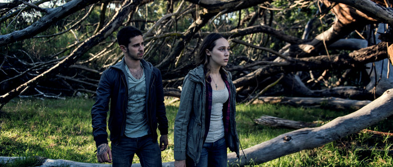Laura (Alycia Debnam - Carey) & Kobe (Connor Paolo) arrive at the closed metal bar, Continue on foot, Kobe takes out knife. – Bild: Wiedemann & Berg Film GmbH & Co. KG / SevenPictures Film GmbH / TOPFILM 120 (PTY) LTD. Laura (Alycia Debnam - Carey) & Kobe (Connor Paolo) arrive at the closed metal bar, Continue on foot, Kobe takes out knife. – Bild: Wiedemann & Berg Film GmbH & Co. KG / SevenPictures Film GmbH / TOPFILM 120 (PTY) LTD.