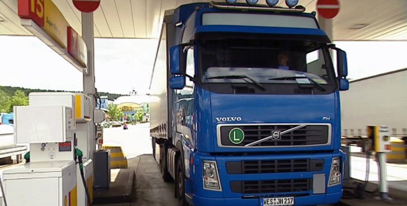 Bildunterschrift: Auftanken können hier nicht nur die Lkw, sondern auch die Fahrer. – Bild: N24